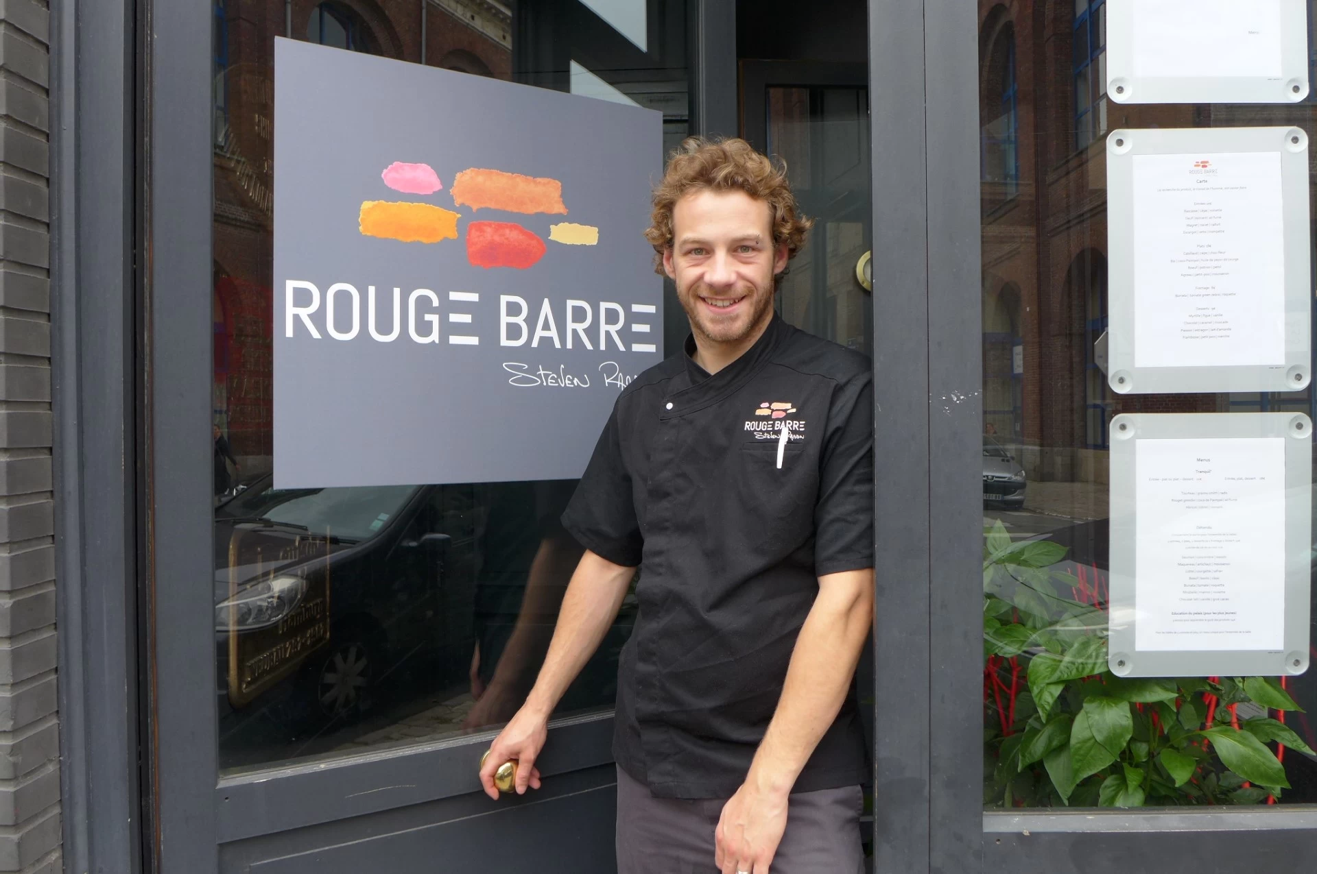 Le chef Steven Ramon devant son resto : le Rouge Barre.