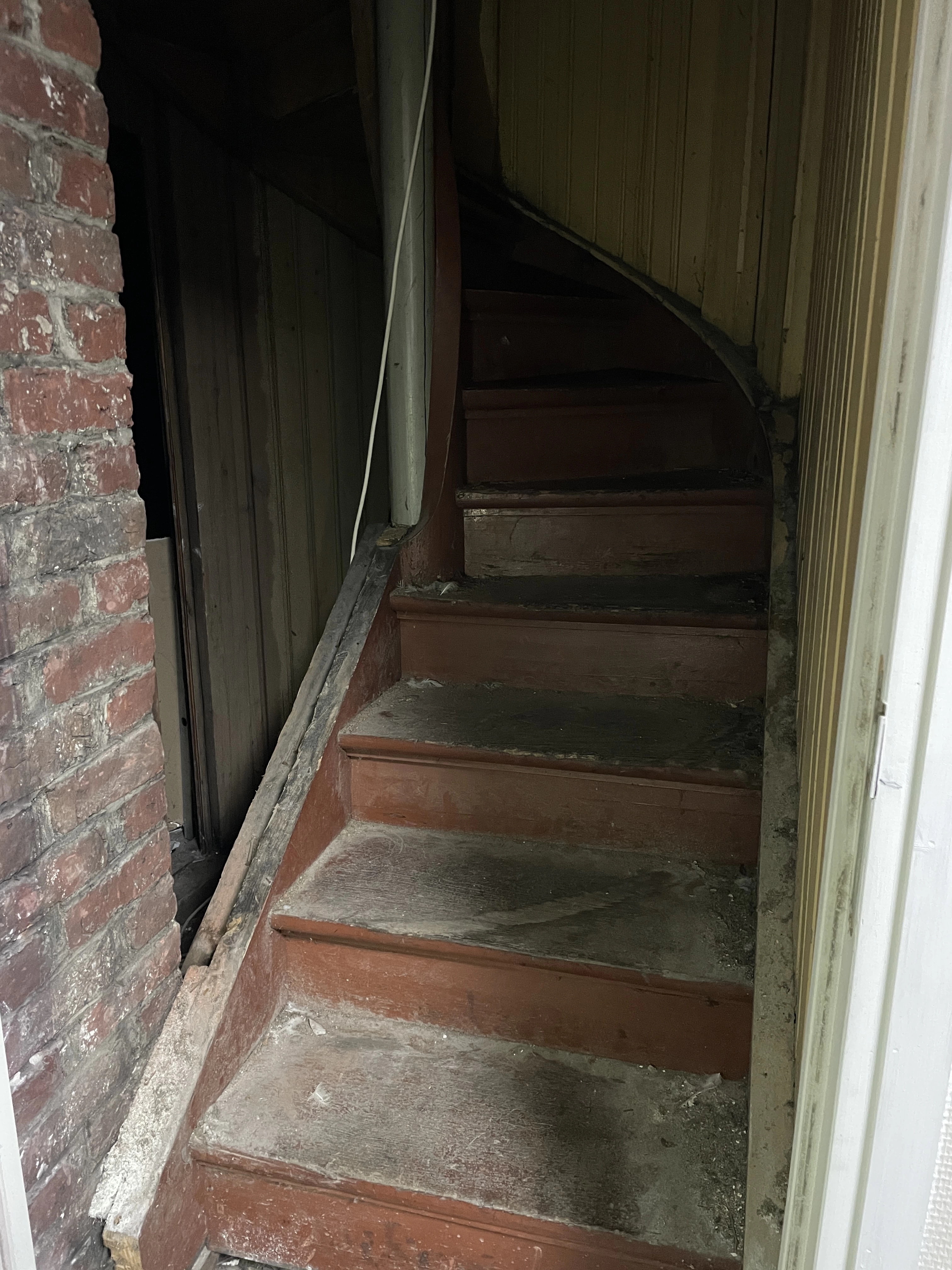 L'entrée de l'Observatoire est cachée dans le bâtiment et les escaliers ne sont plus aux normes.