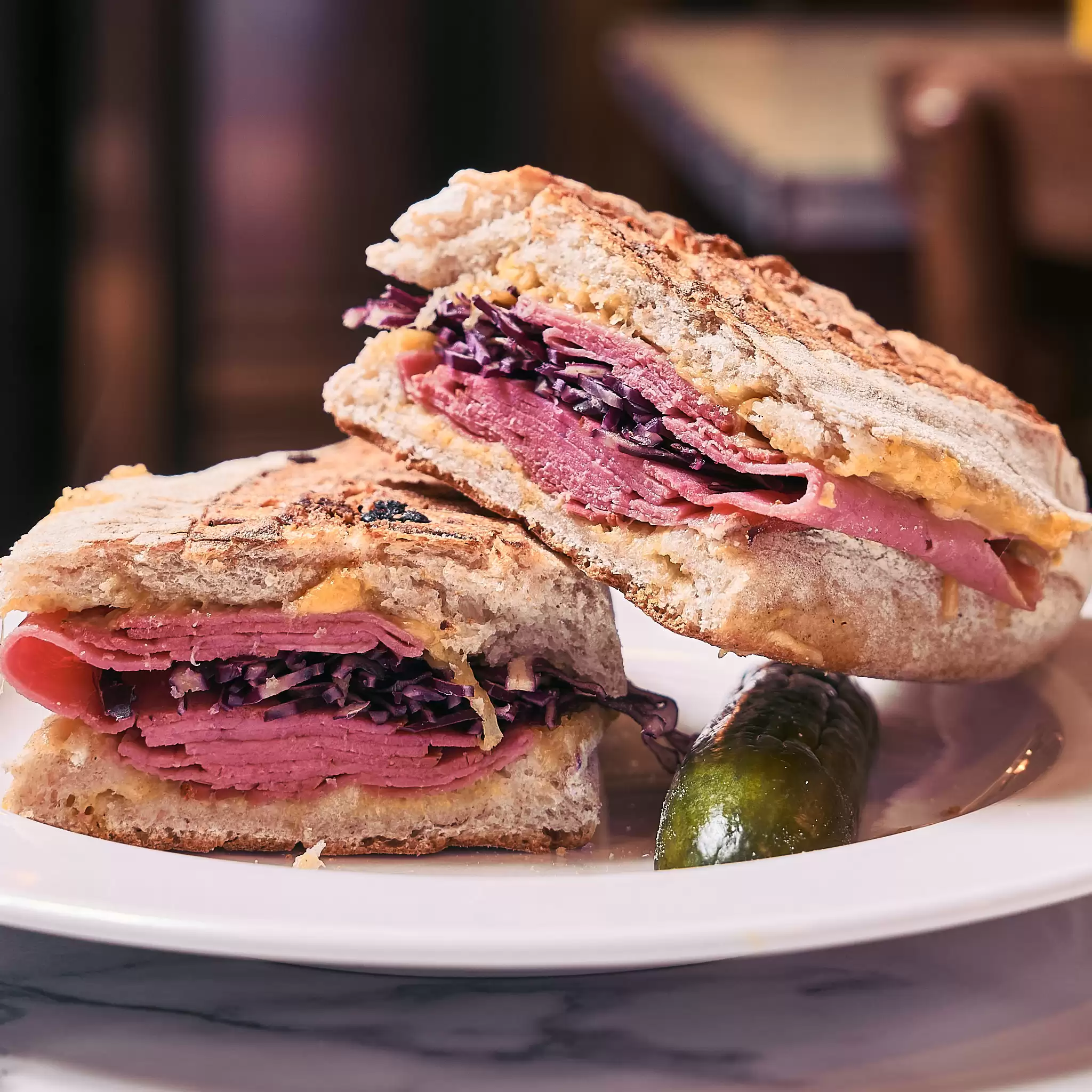 Le panini à succès avec du pastrami, de la moutarde au miel, du cheddar et du chou rouge @Charles Dalia