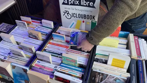 Bicloubook, la librairie itinérante lilloise qui vend ses livres à prix libres