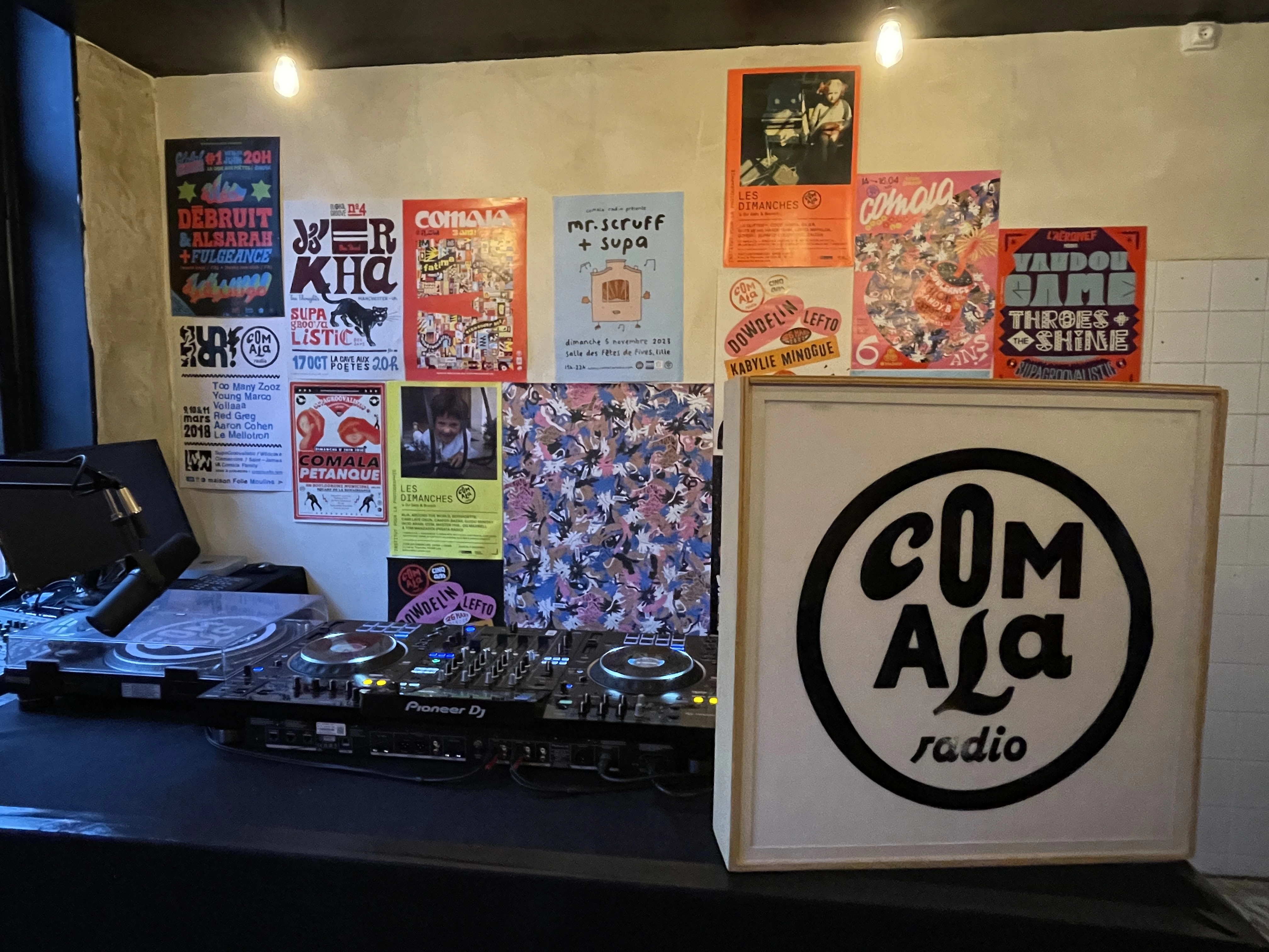 Platines, affiches, canapés, tables...tout pour passer un moment musical et chill.