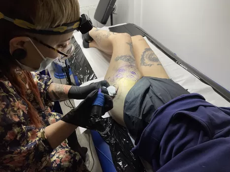 À Saint-André-lez-Lille, une tatoueuse réparatrice couvre les cicatrices