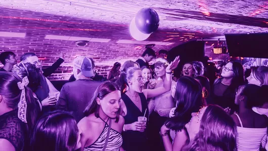 Une fois par mois, la Glitterz organise une soirée pop et paillettes à Lille