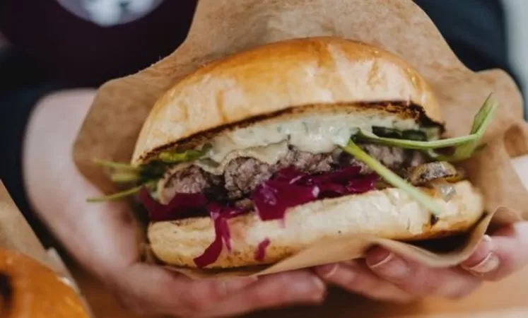 Ce week-end, Florent Ladeyn (re)cuisine des burgers 100% locaux à Wazemmes 