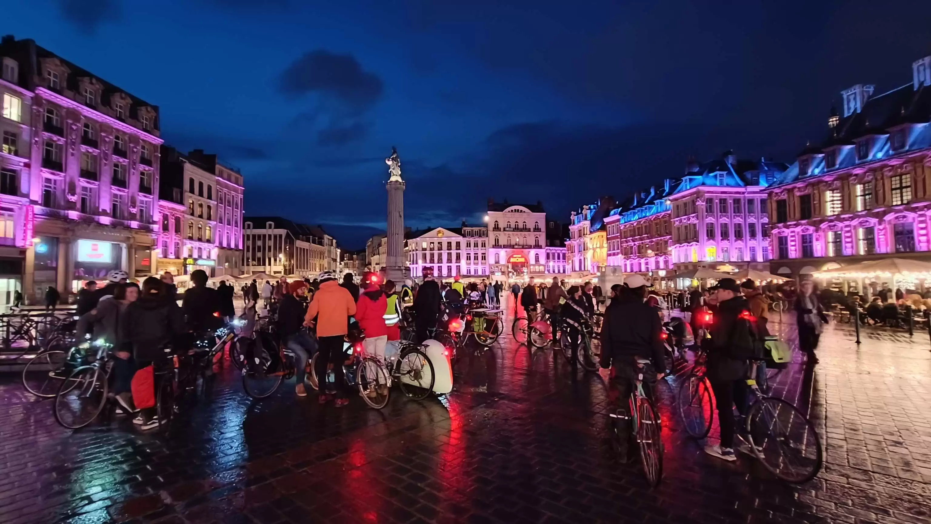 Les Masses Critiques se déroulent toujours en musique. @Vélorution