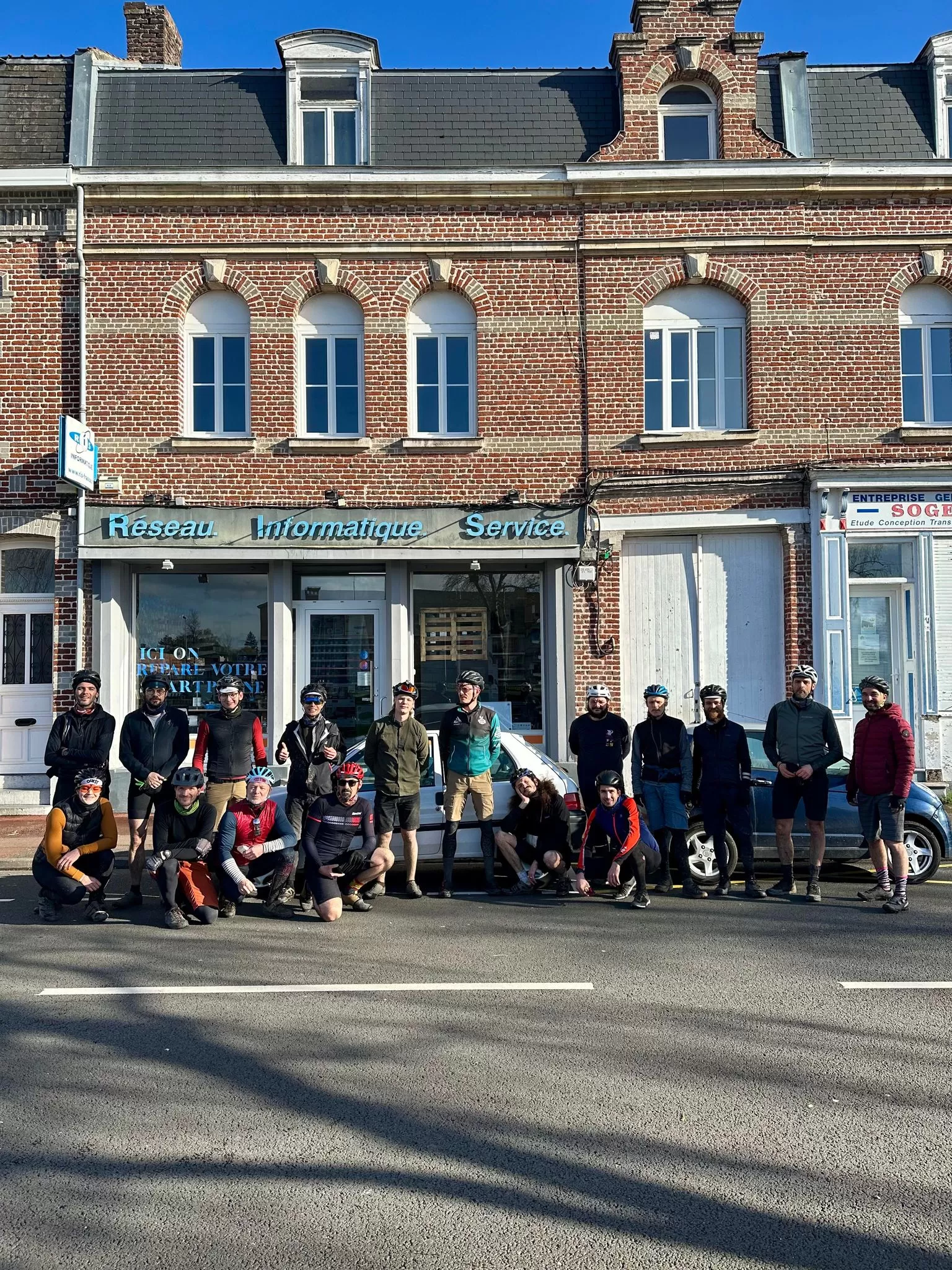 La team se regroupe tous les jeudis soirs pour un tour à vélo. @Drache Cycling Club