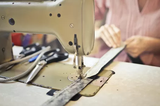 Un atelier de réparation de vêtements éphémère débarque à Lille dès ce samedi