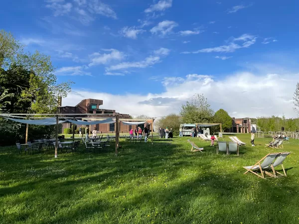 Le musée du LaM a ouvert une guinguette dans son parc 