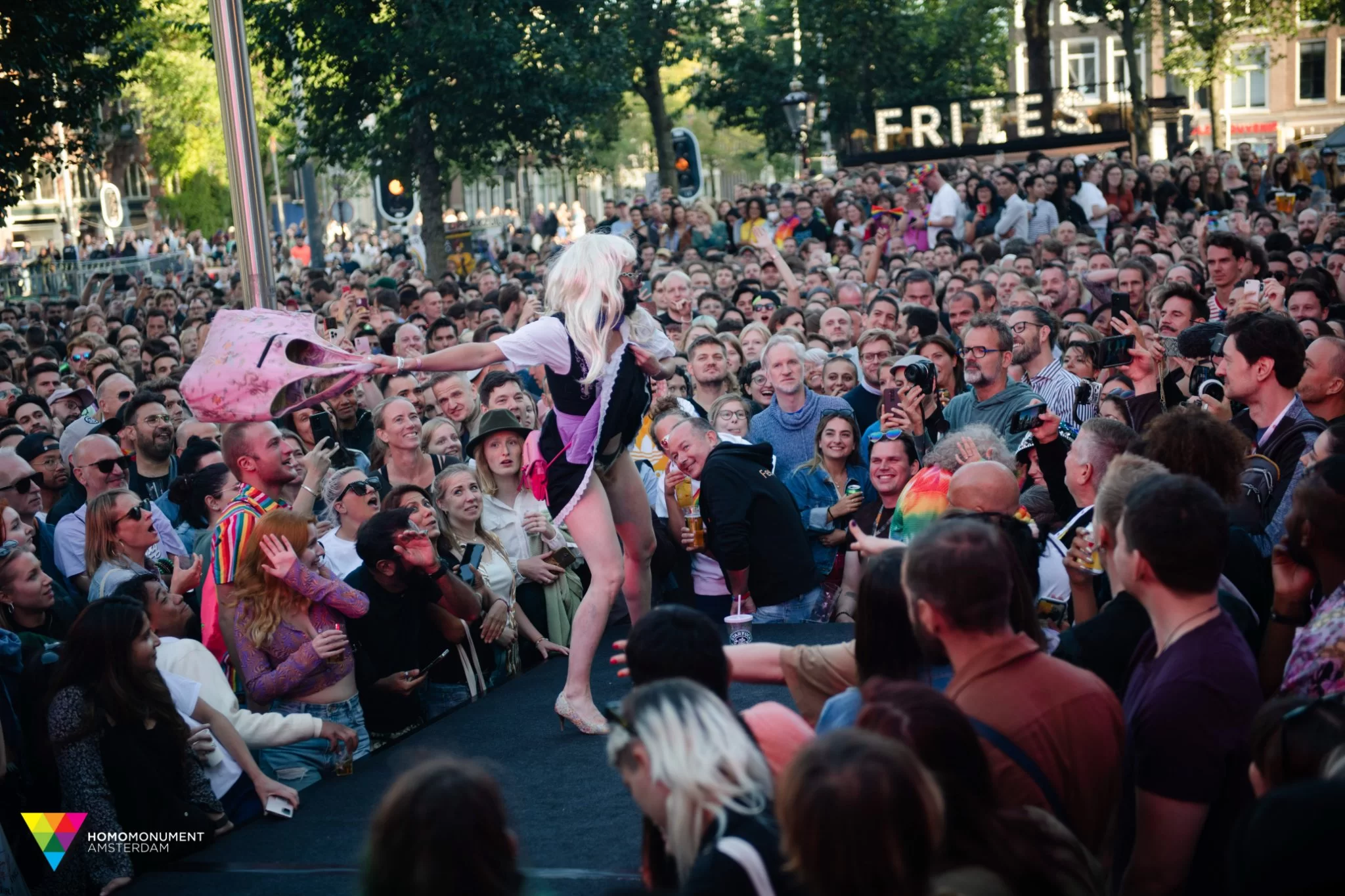 Lancer de sacs à main pendant les Drags Olympics d'Amsterdam. @Homonument