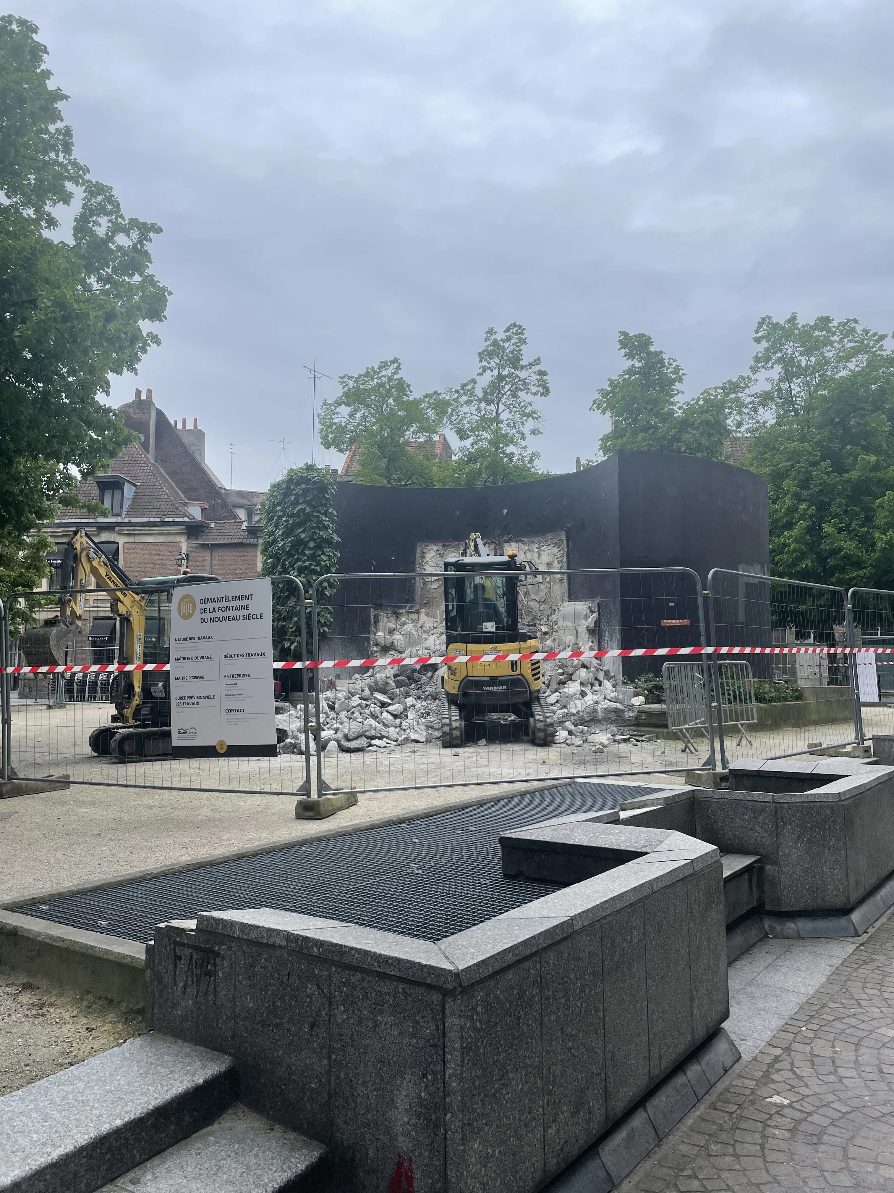 Le problème : un puits de ventilation du parking souterrain se trouve en haut de la fontaine et les jeunes qui l'escaladent peuvent tomber dedans.