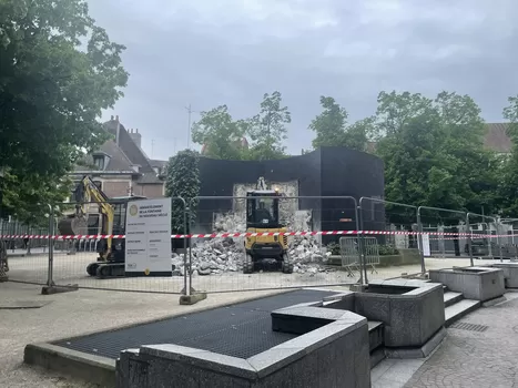 Bye bye la fontaine du Nouveau Siècle : la ville est en train de la démonter