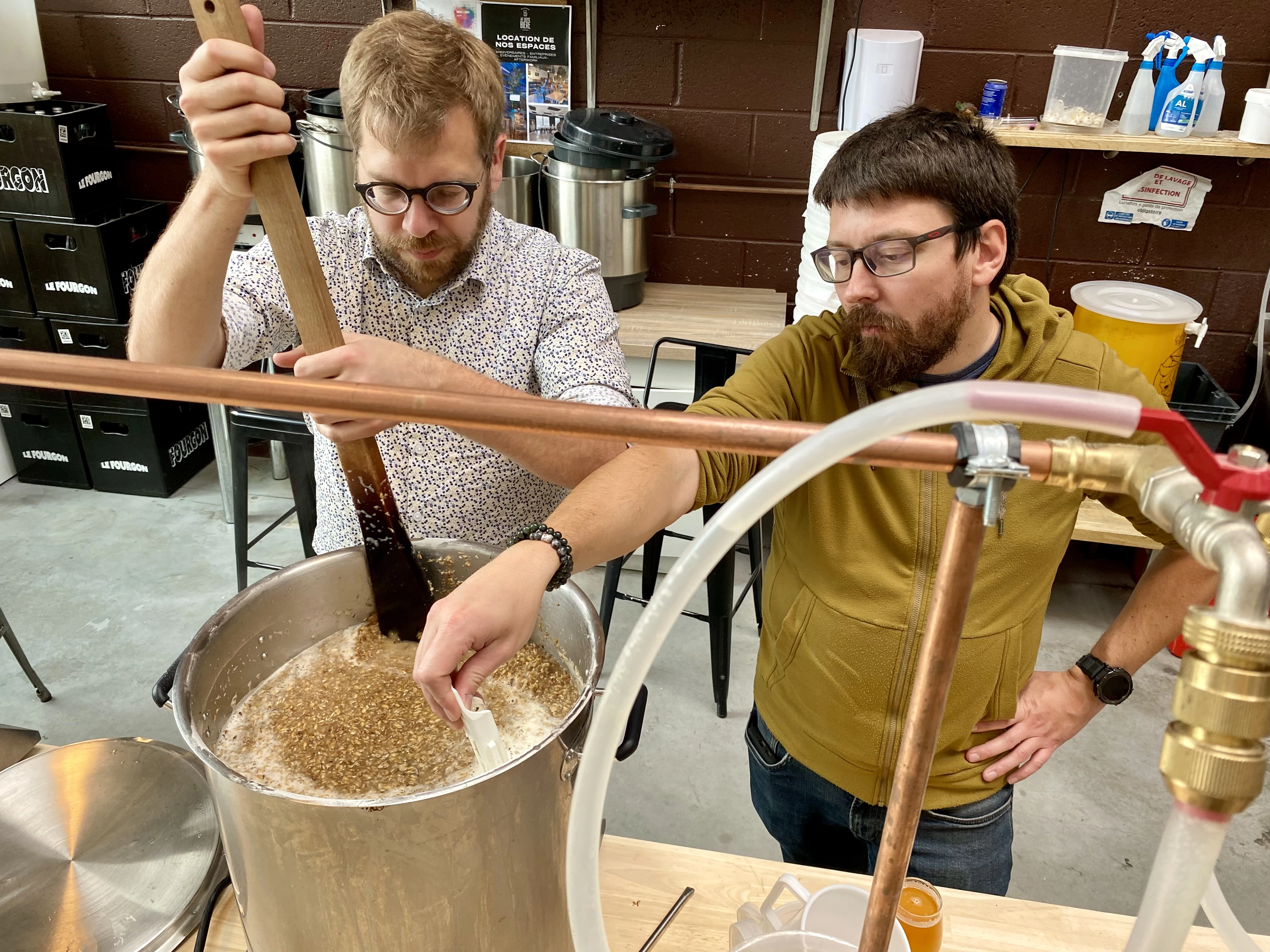 At Home Bière propose plusieurs formules d'atelier de brassage.