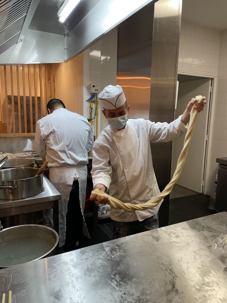 Monsieur Wang, chef cuistot, qui tire les nouilles à la main.