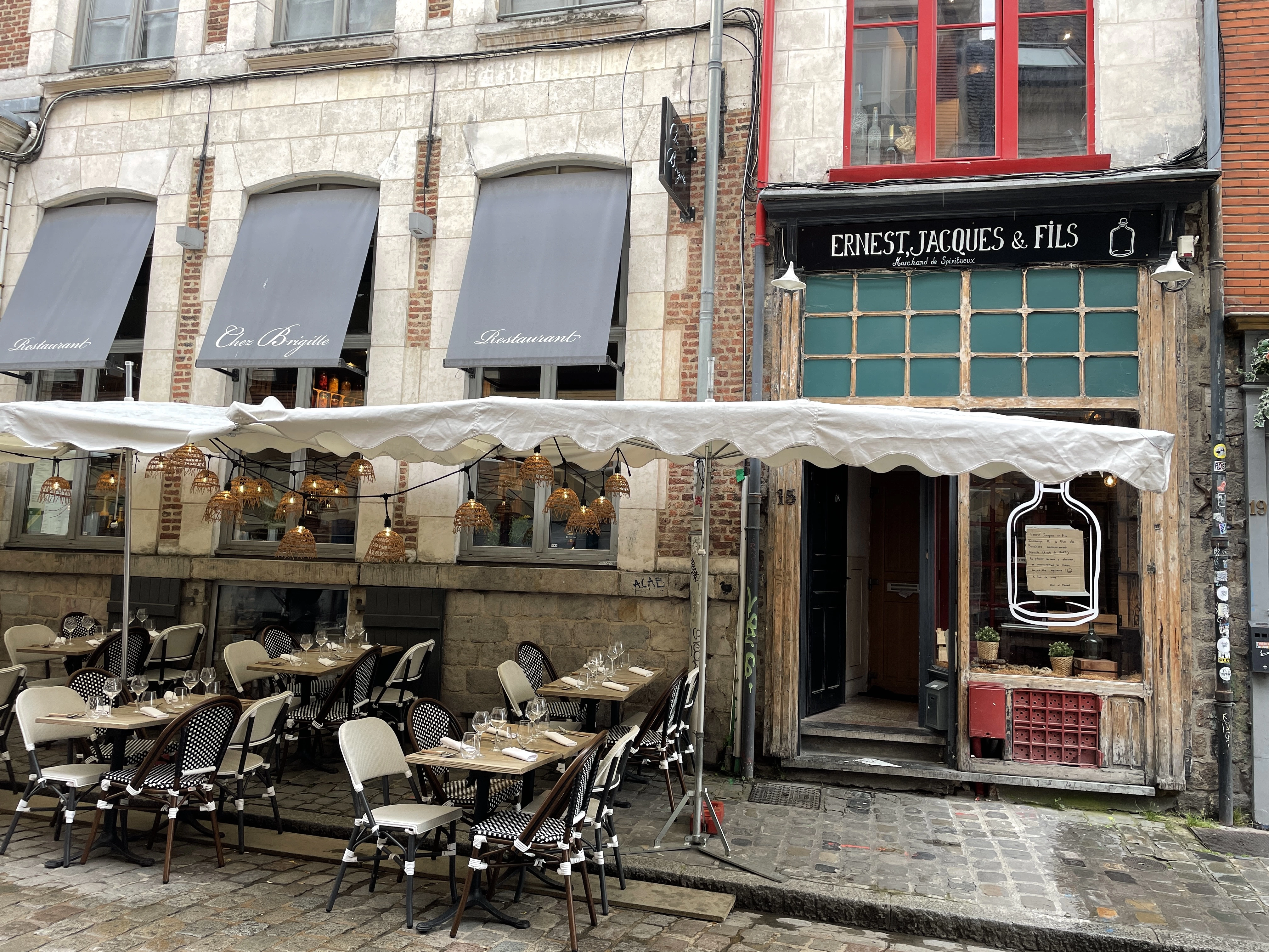 Chez Brigitte, et la future épicerie de la Ch'tite qui va remplacer la cave.