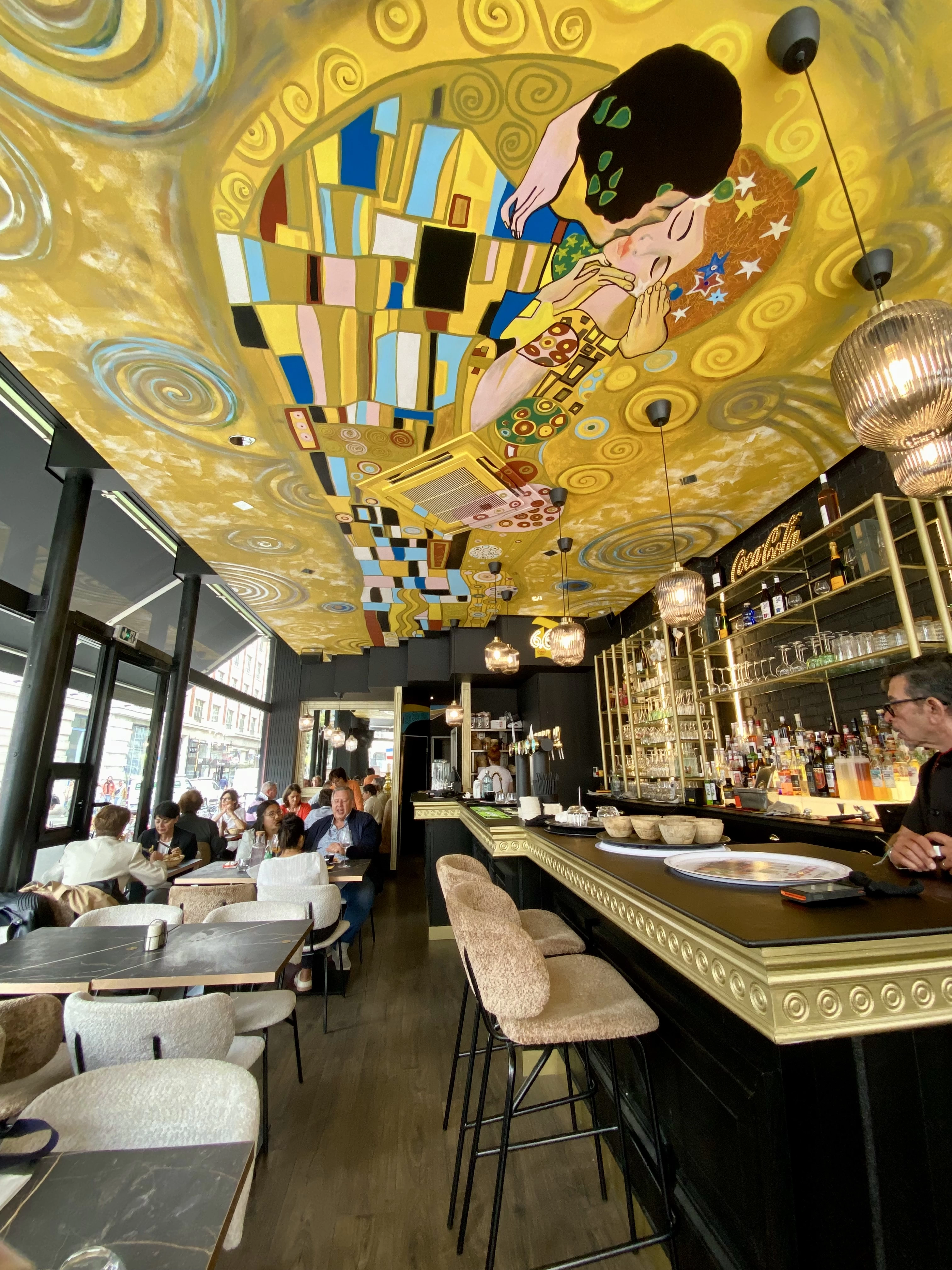 C'est Ségolène Hochart, une artiste lilloise, qui a réalisé le plafond du restaurant.