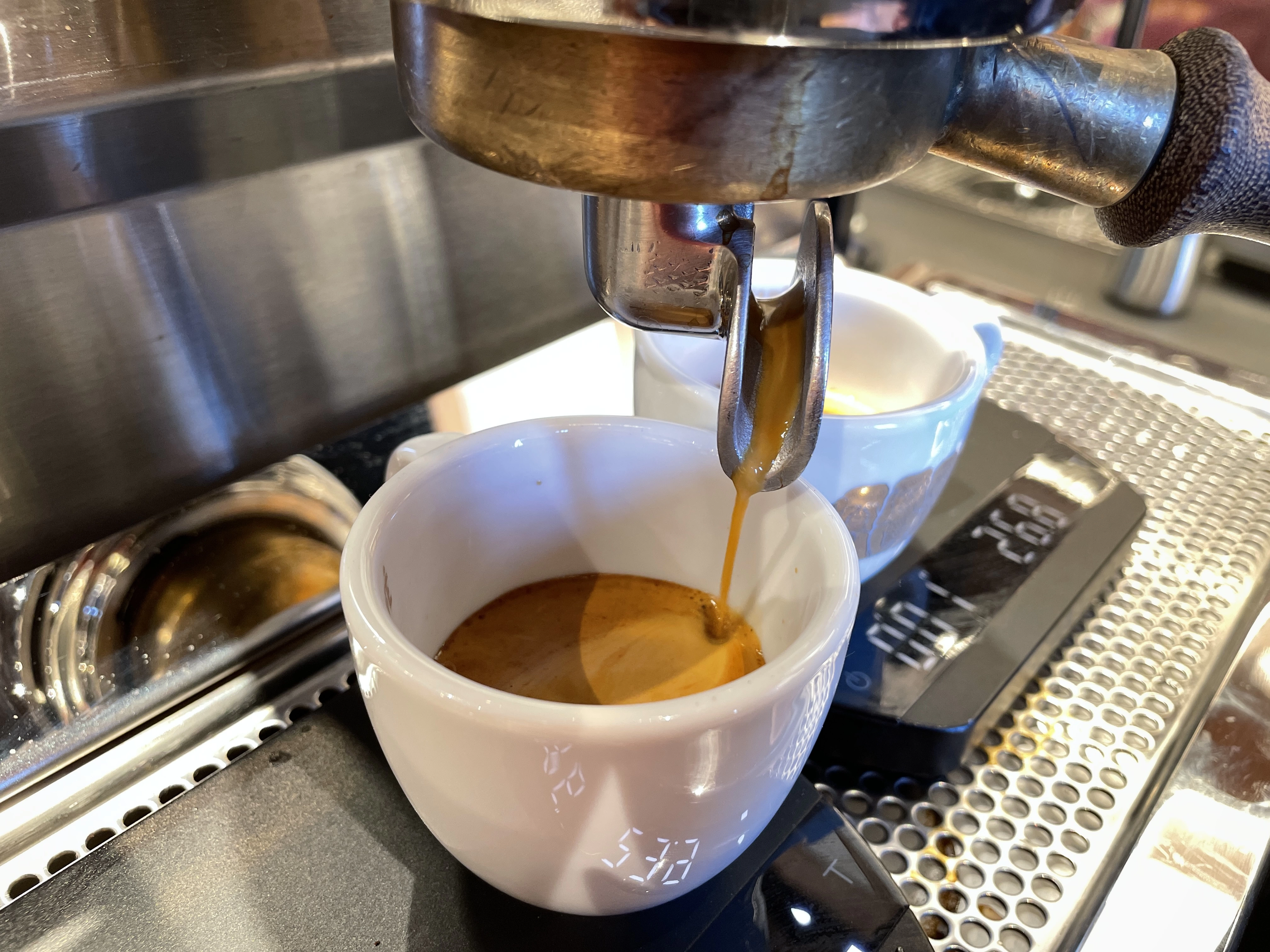 Le café est servi jusqu'à 30 minutes avant la fermeture de la boutique.