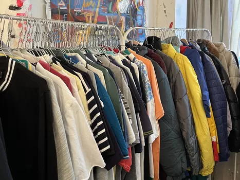 Une grande vente de fringues neuves et de seconde main à prix mini est organisée ce week-end à Garage