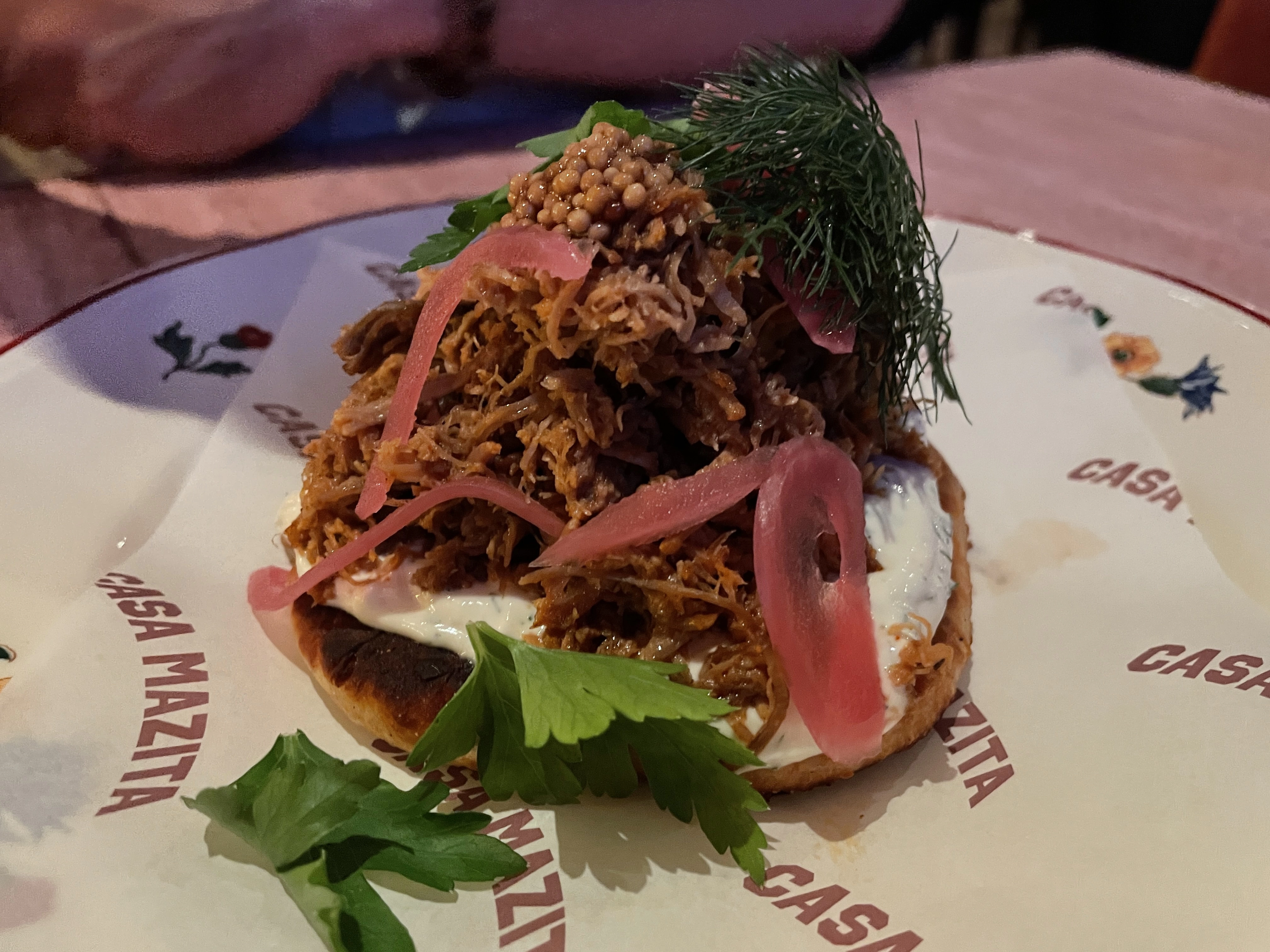 Plat : un méchoui d'agneau avec pita, yahourt, pickles et salade d'herbes (21€)