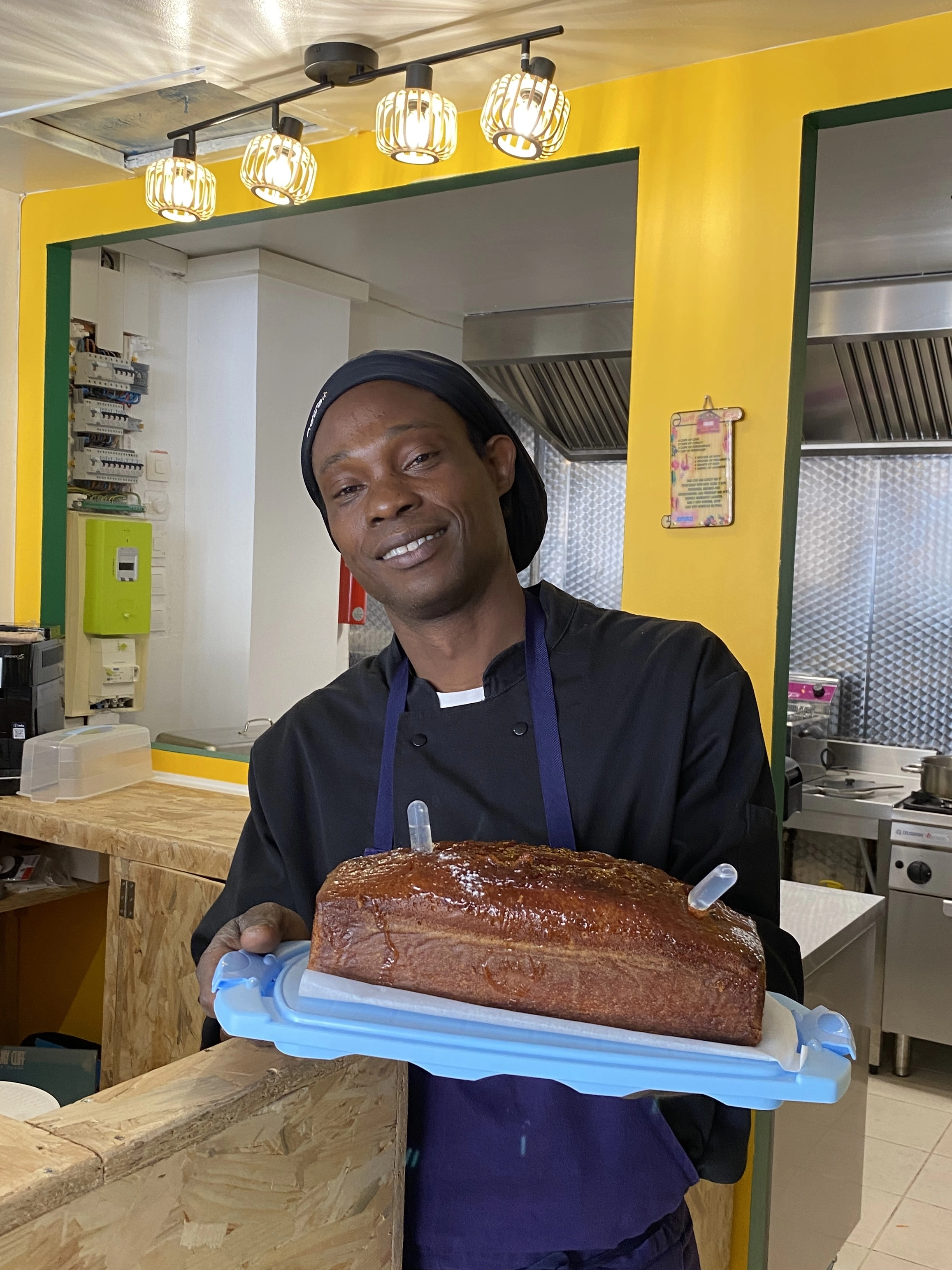 Desmond et le rhum cake, une spécialité jamaïcaine.