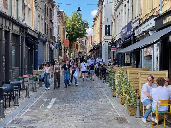 Jusqu'à fin septembre, trois rues du Vieux-Lille redeviennent piétonnes