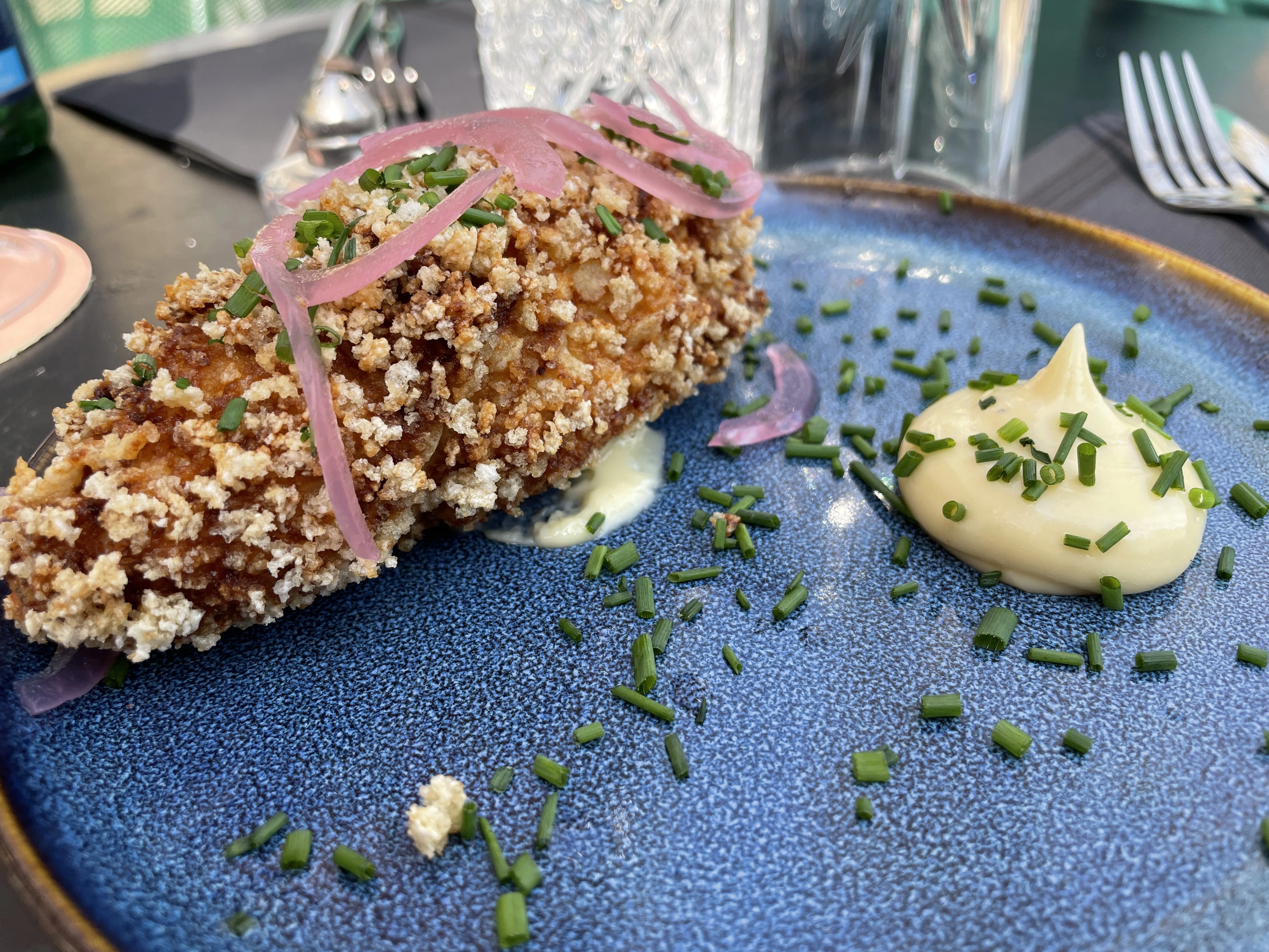 Le Sikaru propose une cuisine de saison, en mode restaurant le midi et snacking élaboré le soir.