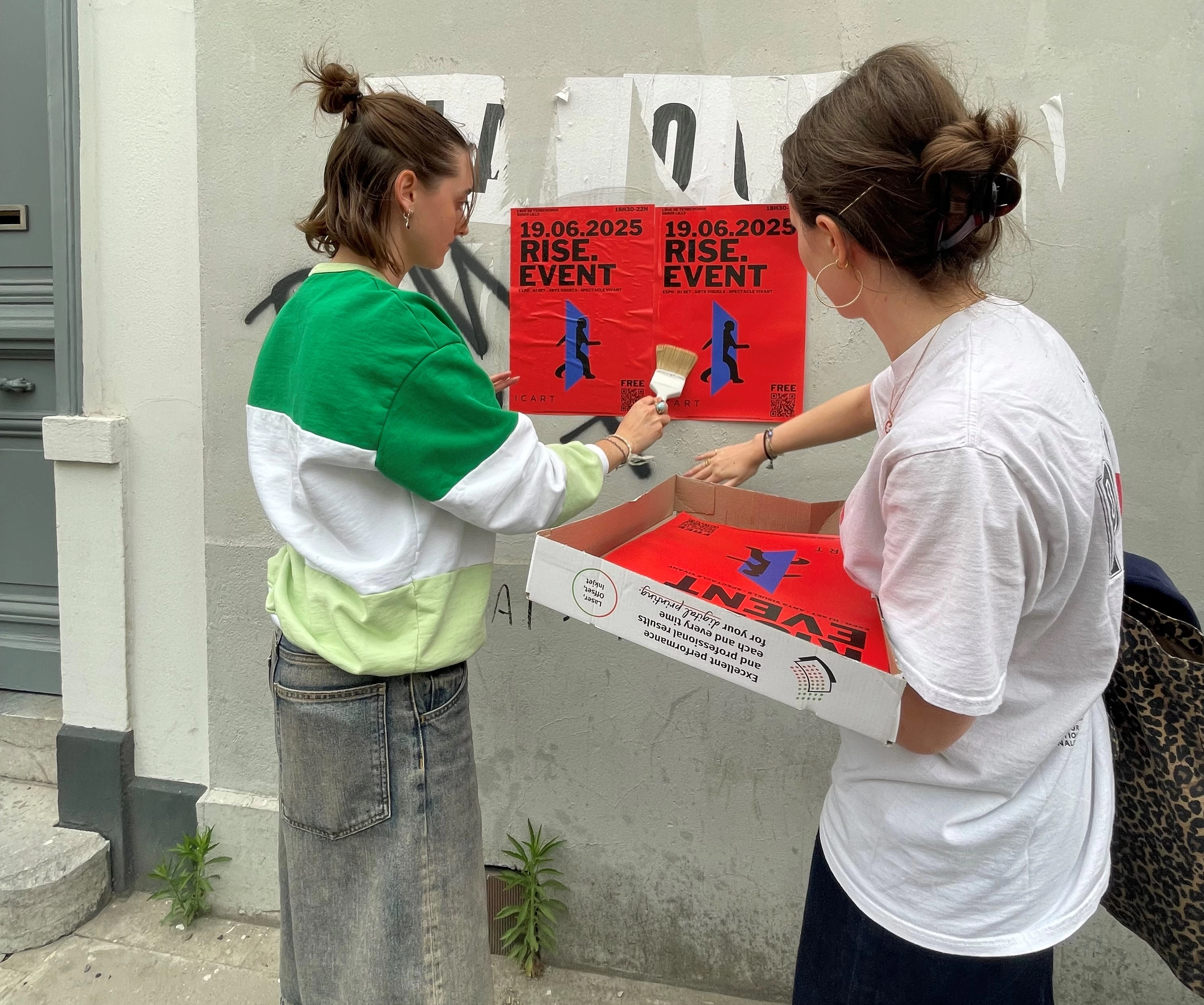 Deux étudiantes organisatrices.