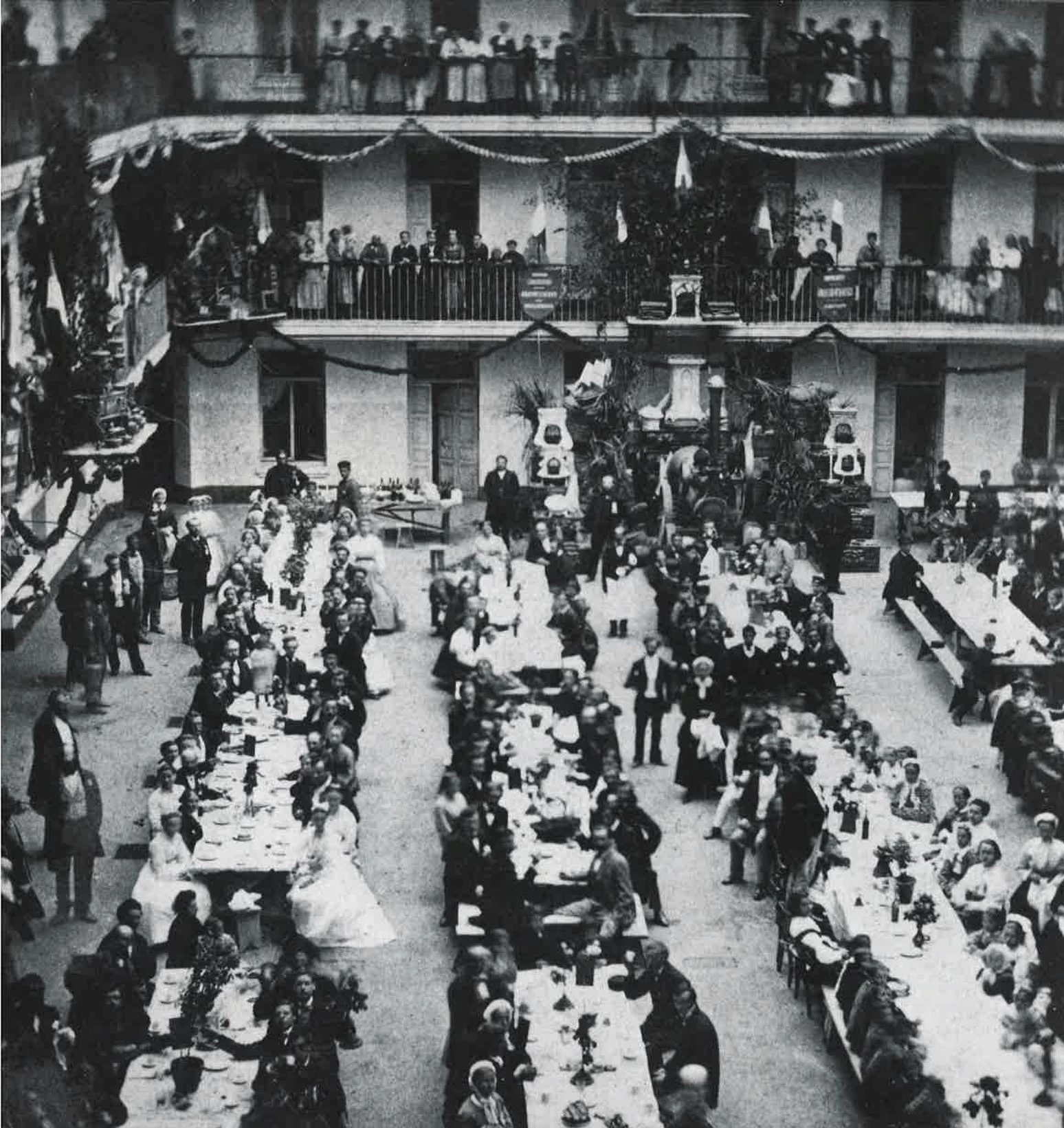Banquet de la fête du Travail tenu dans le pavillon central du Familistère, 24 juin 1872, de Gustave Macaire @ANMT