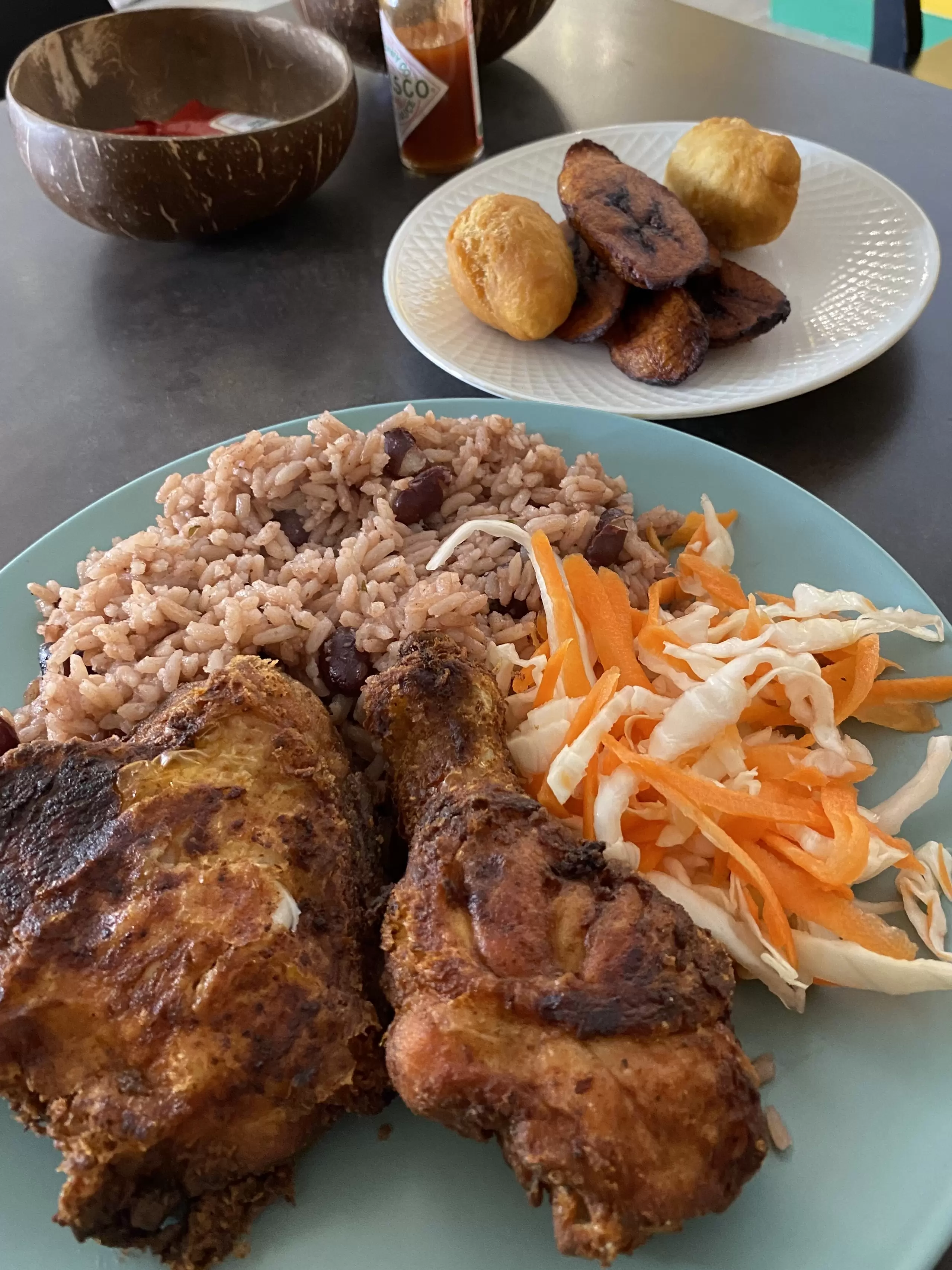 On a testé le menu découverte à 16,90€ : du fried chicken croustillant, du riz aux haricots rouges et des beignets frits (salés) accompagnés de bananes plantains