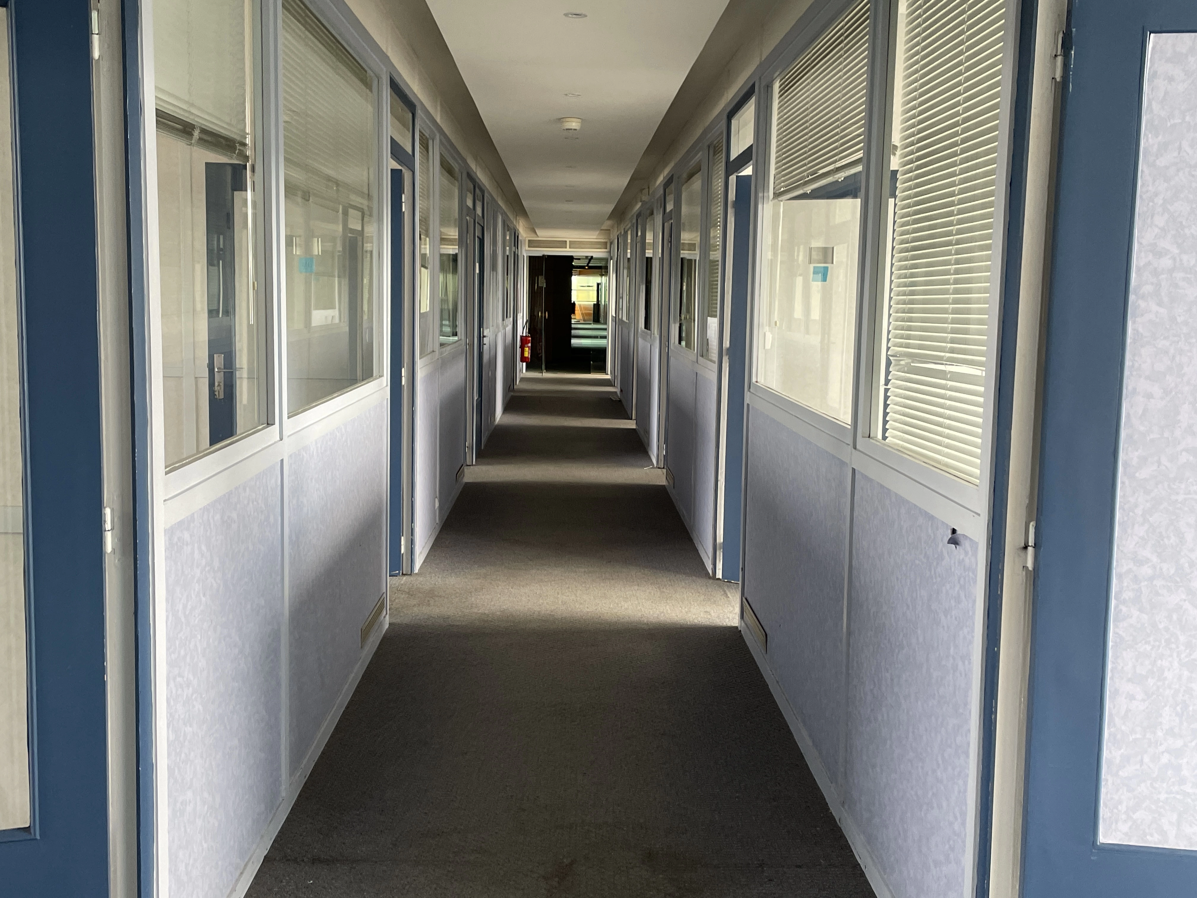 On se perd dans les longs couloirs du bâtiment, qui peuvent accueillir des assos, coopératives, artistes et entreprises.