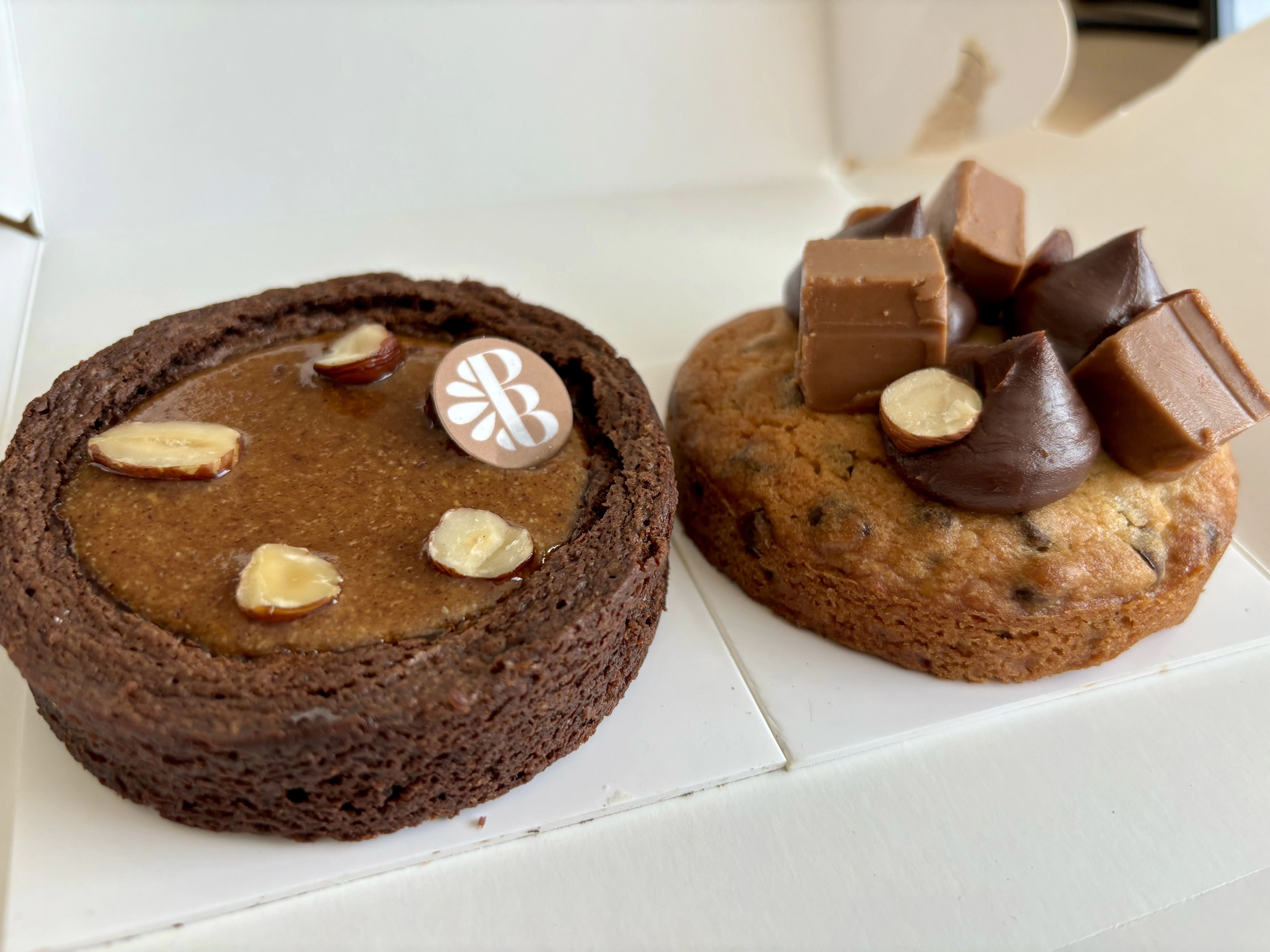 Moelleux au chocolat, praliné maison et cookie, pépites de choco, ganache chocolat, praliné et cubes de gianduja.
