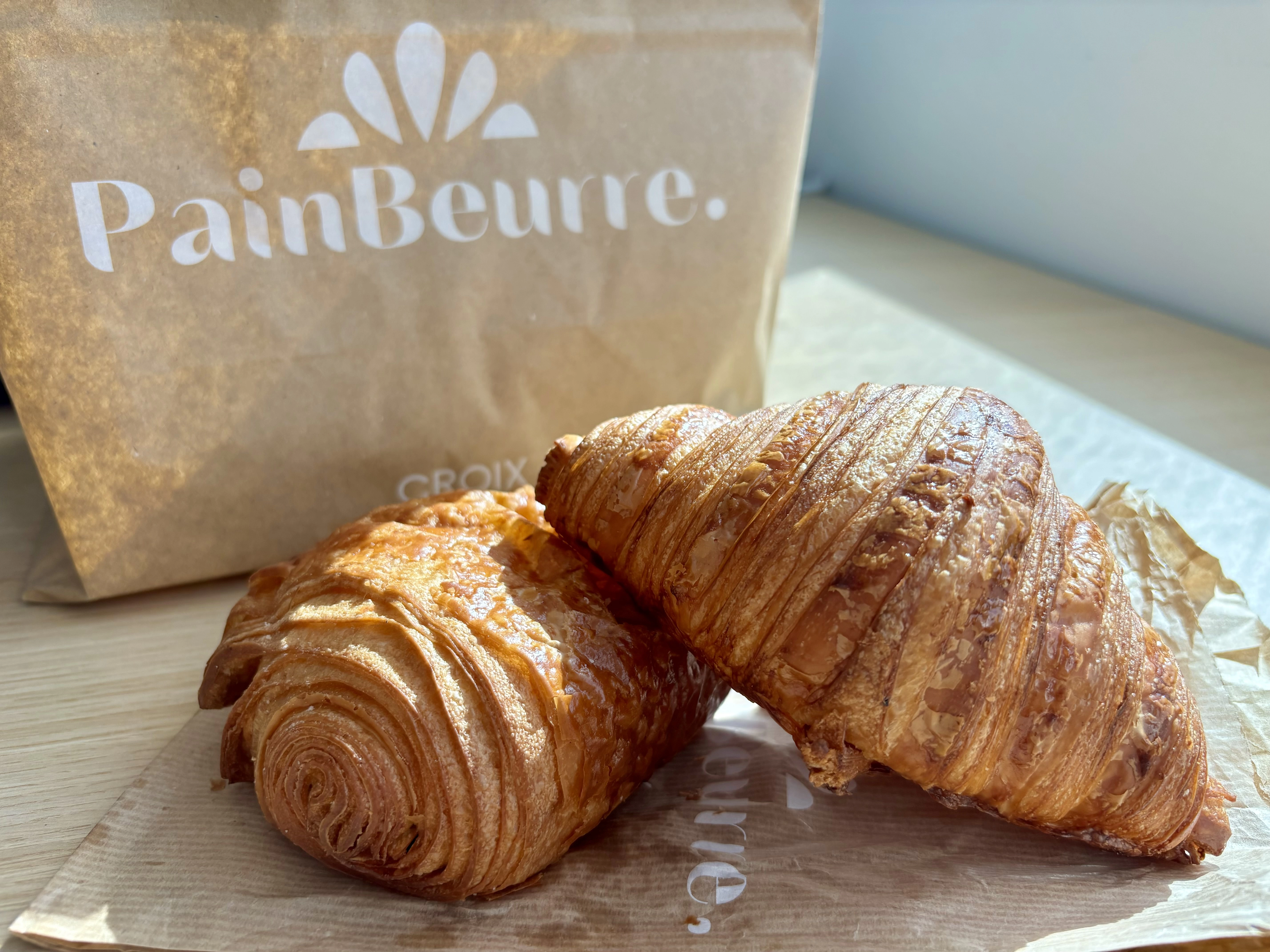 Les pâtes des viennoiseries sont préparées à la centrale de production à La Madeleine puis cuites à la boulangerie.