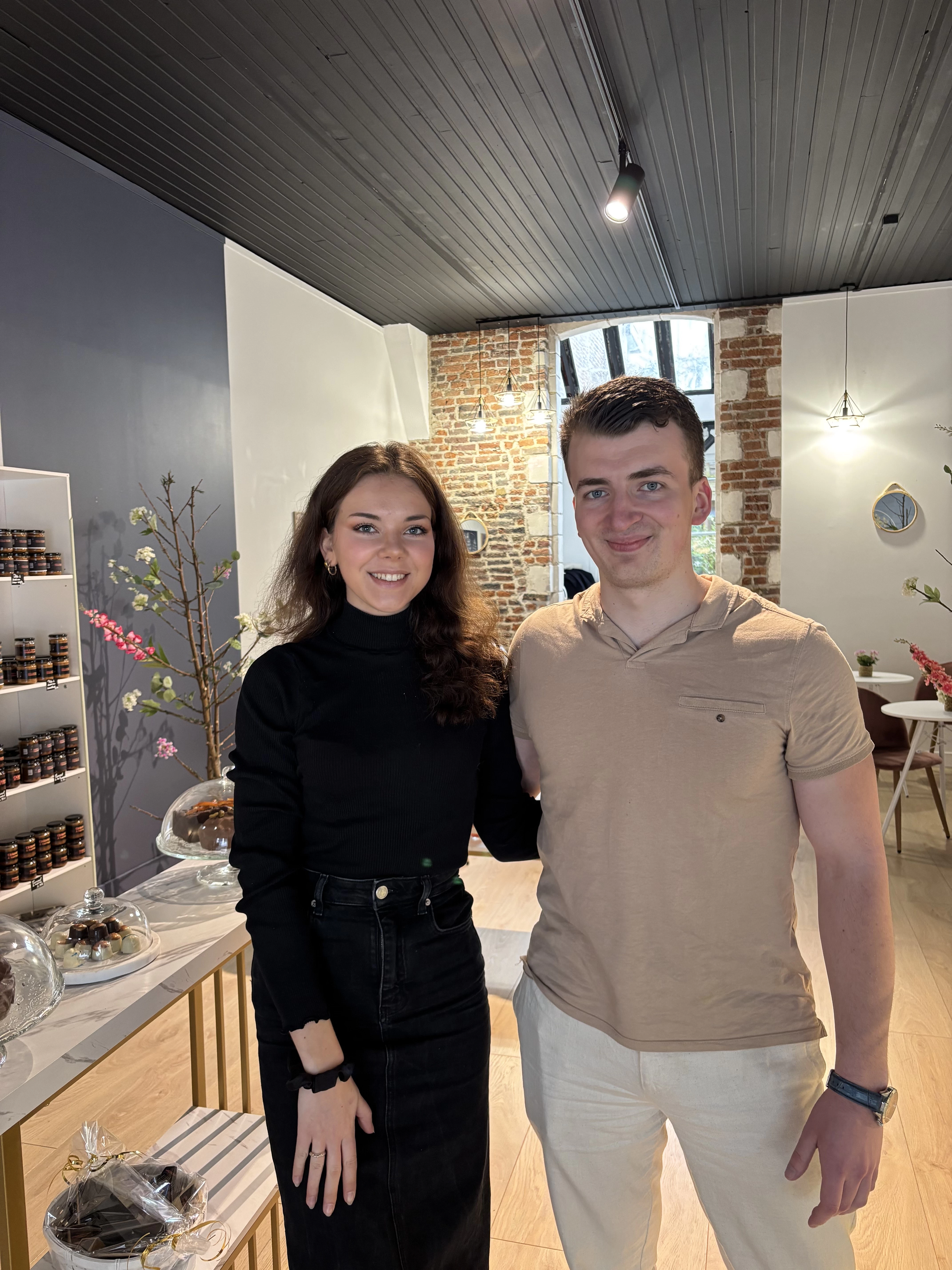 Juliette et Louis dans leur boutique. @Les Douceurs de Louis