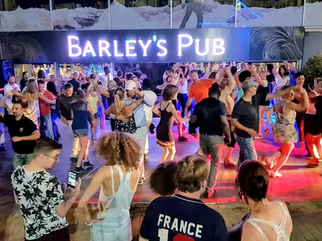 Une soirée salsa et bachata en plein air est organisée ce vendredi 11 juillet au Barley’s Pub de Lomme