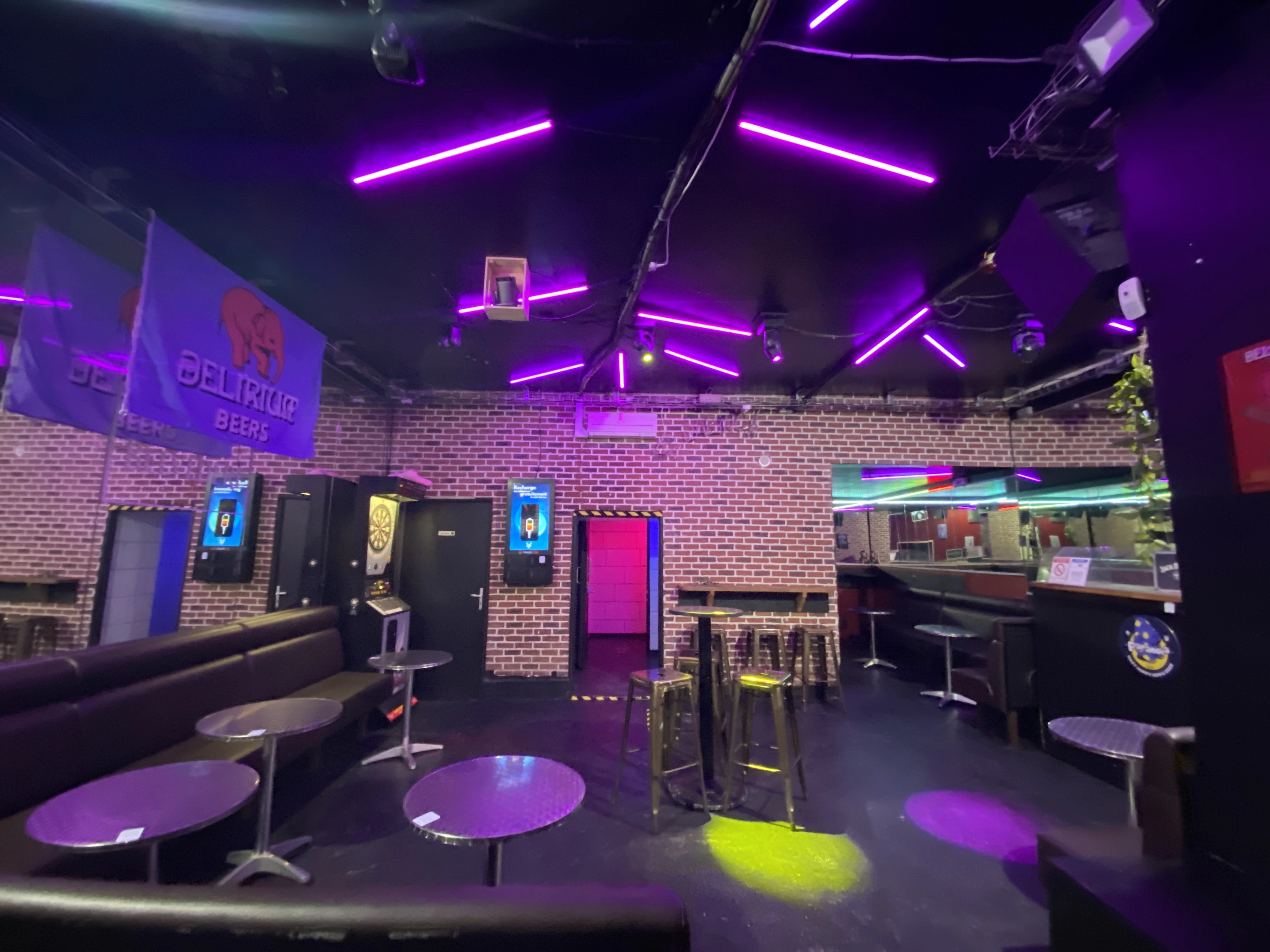 Le bar possède plusieurs salles.