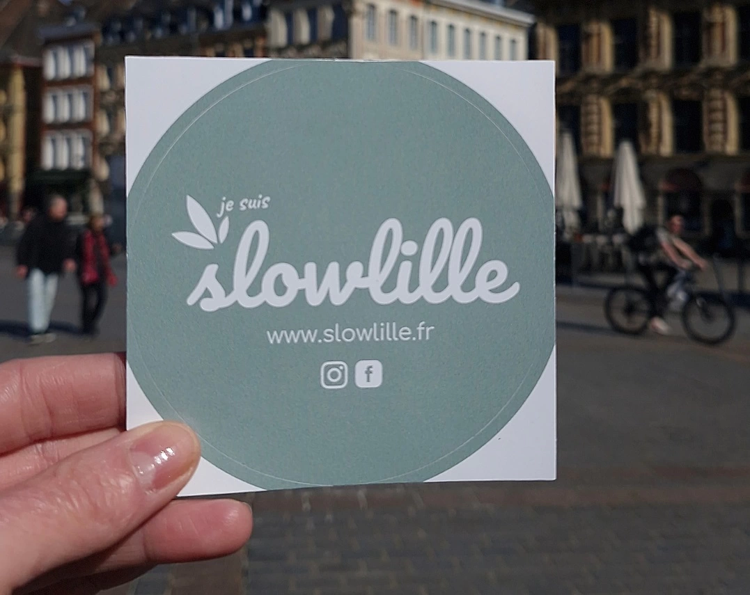 Les professionnel·les référencé·es dans le Slowlille peuvent apposer ce sticker.