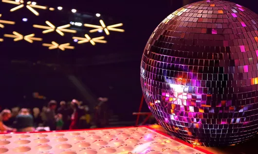 Du 18 juillet au 3 août, drag shows, concerts, karaoké et DJ sets investissent cinq spots de Lille
