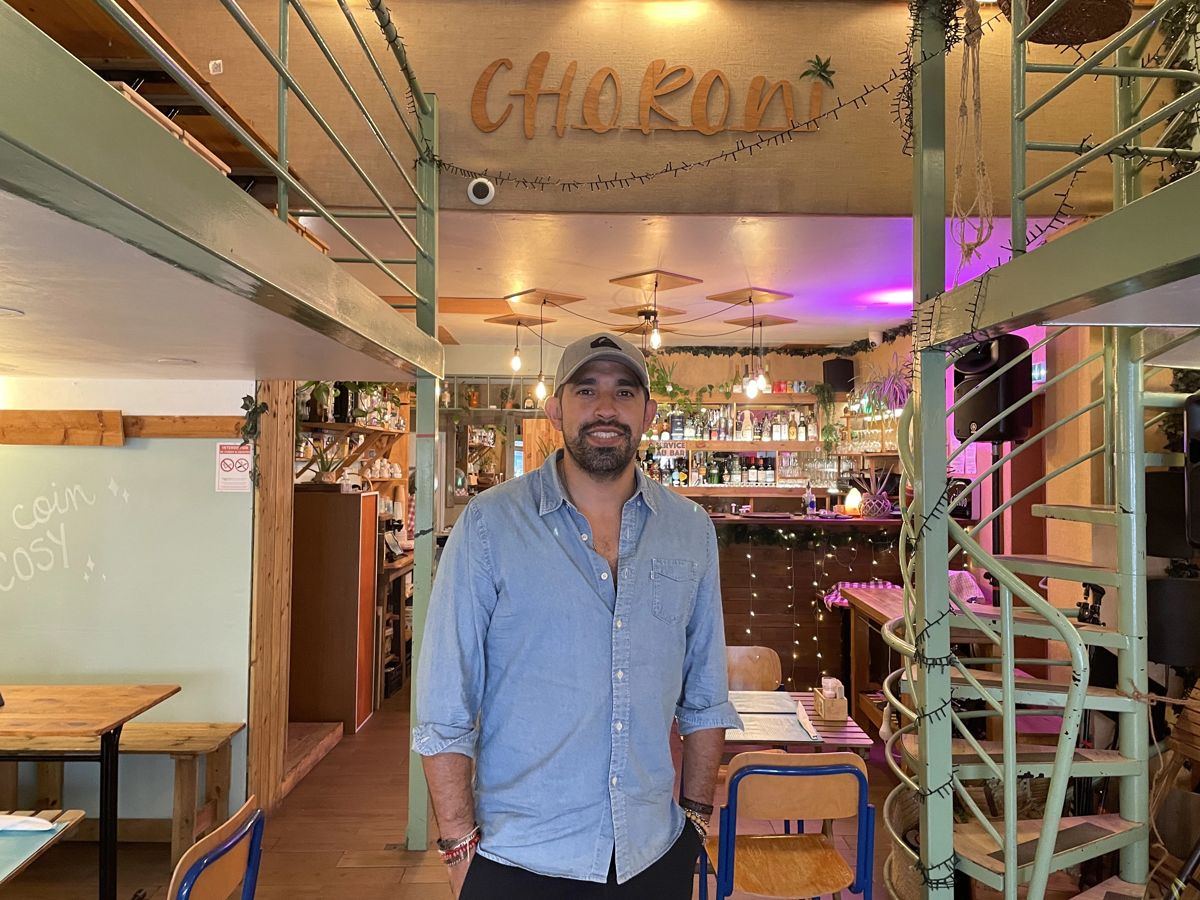 Il travaillait dans le restaurant de sa mère en même temps que ses études au Venezuela.