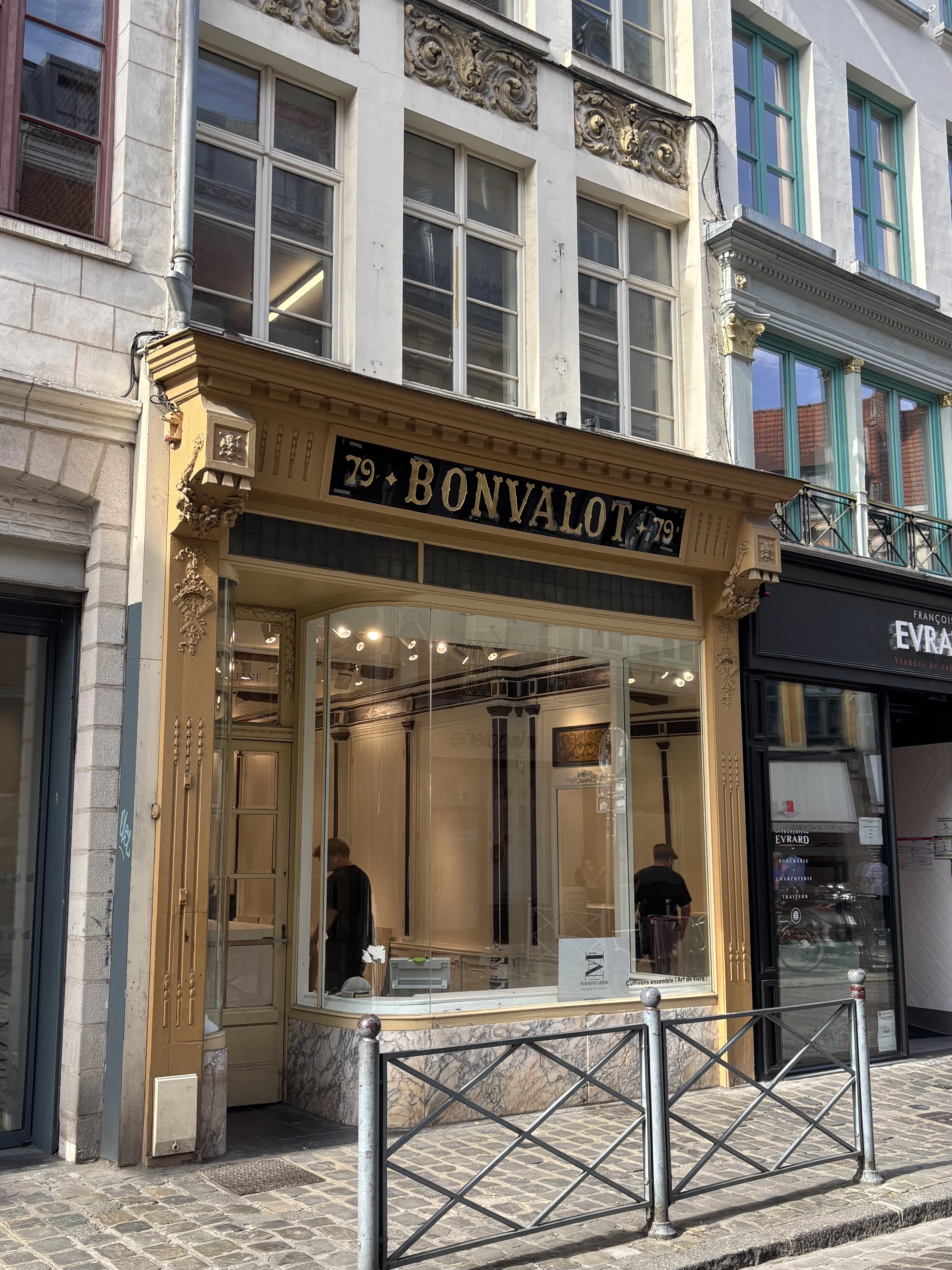 Juste avant, il y avait la boutique de porcelaine Degrenne. 