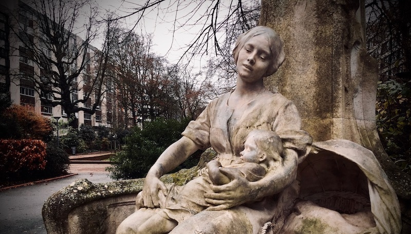 La statue de la dentellière et de son p'tit quinquin est dans la rue Nationale.