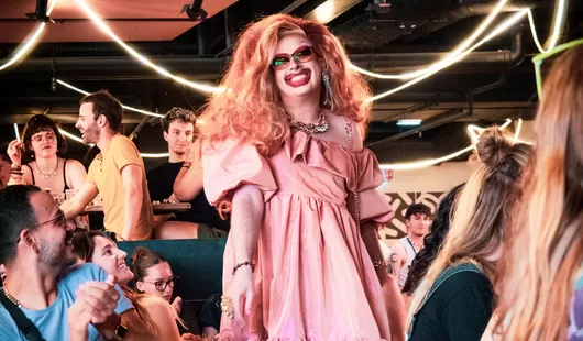 La drag queen Brigitte Pintade lance son Queer Comedy Club à Lille ce samedi