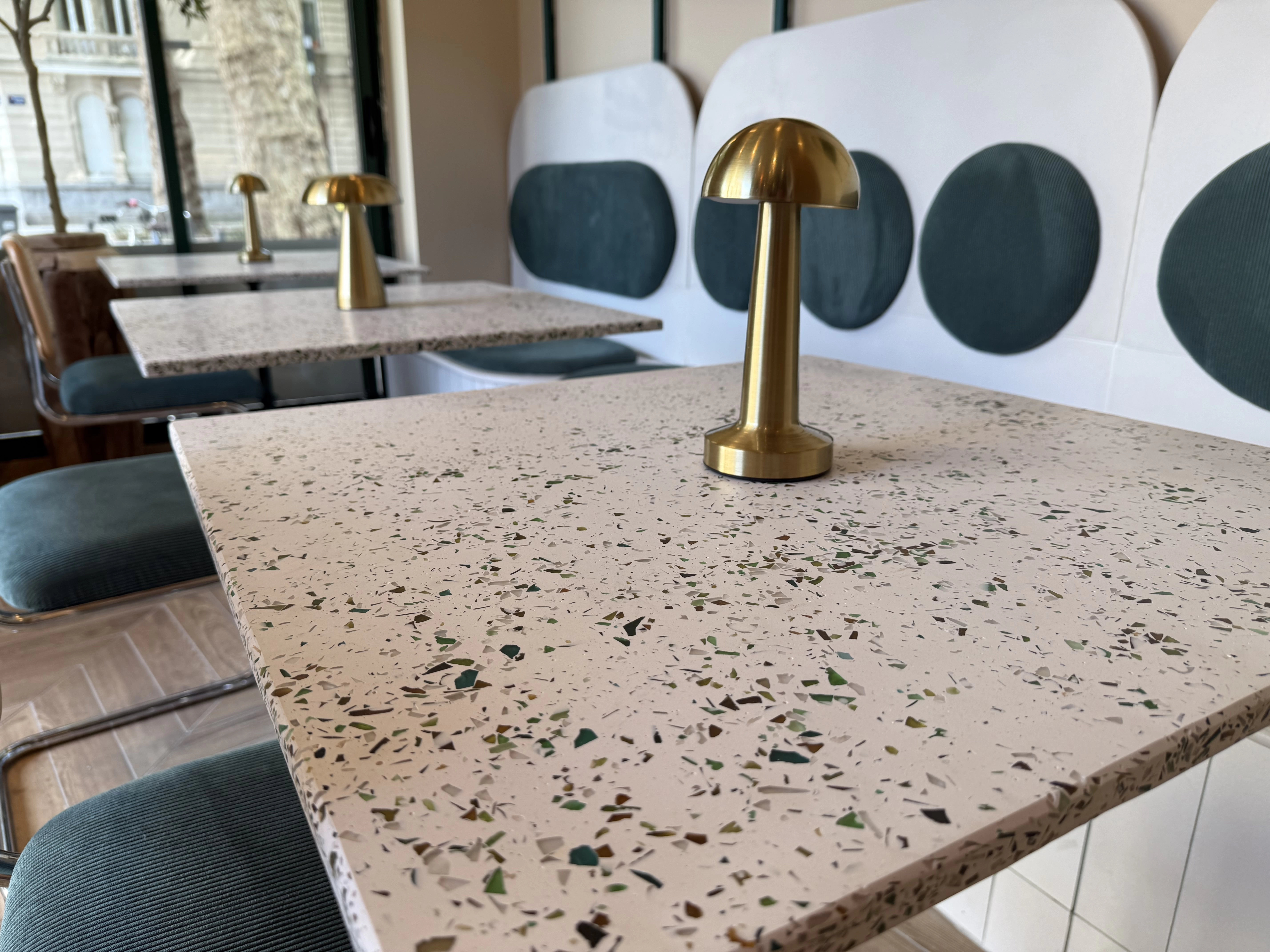 La déco et le mobilier sont faits au max avec du matériel de réemploi.