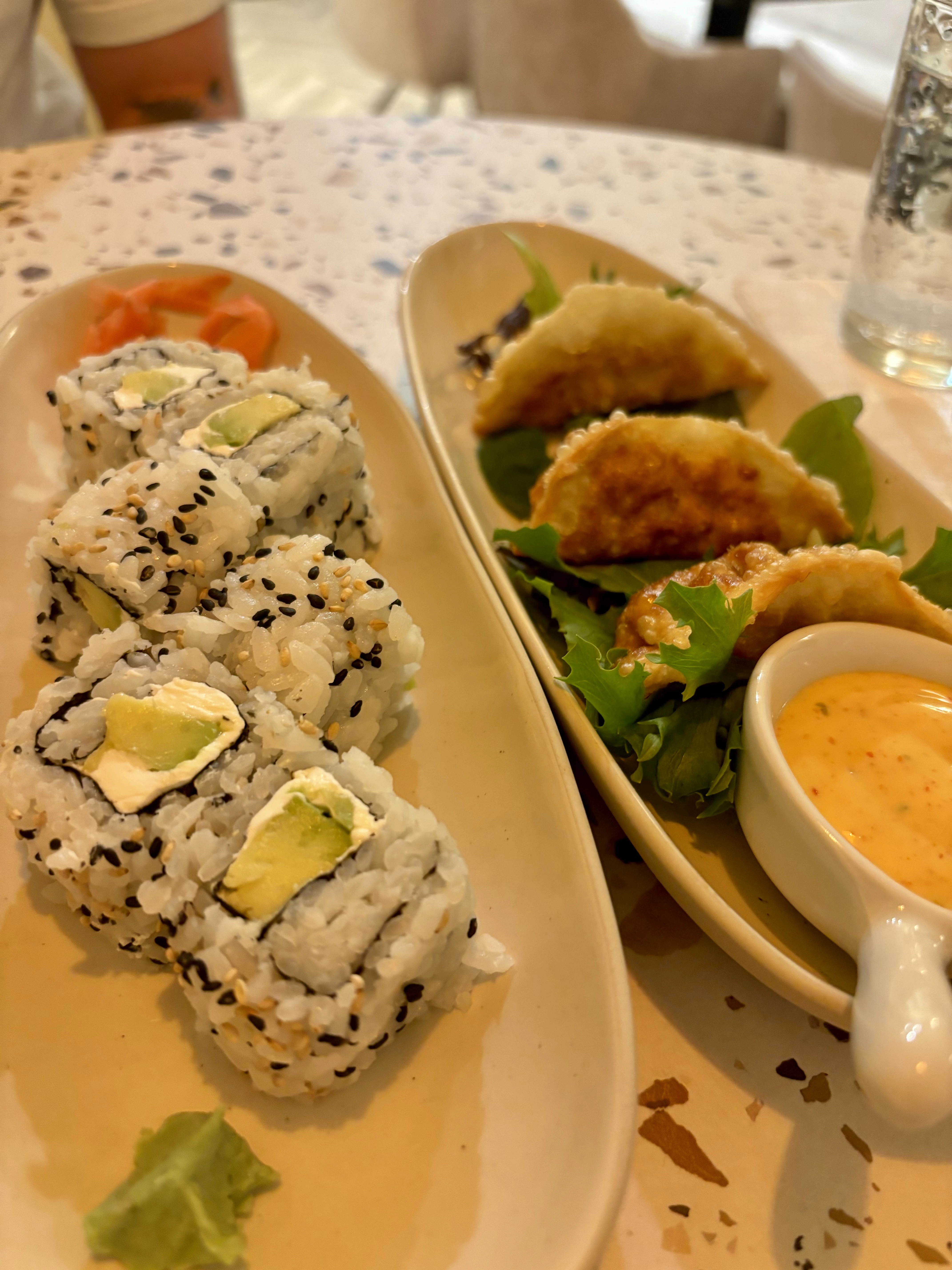 En entrée, vous pouvez choisir des sushis, makis et autres gyozas.