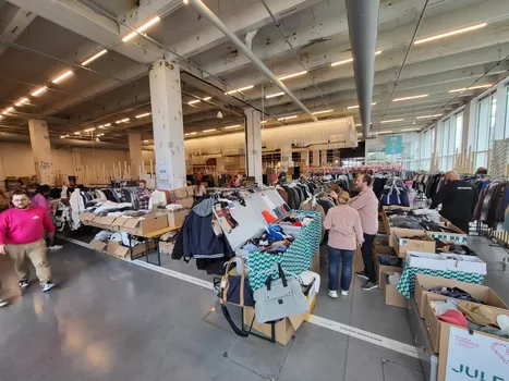 Ce week-end, une braderie solidaire débarque à Villeneuve-d’Ascq avec des invendus de marques du Nord